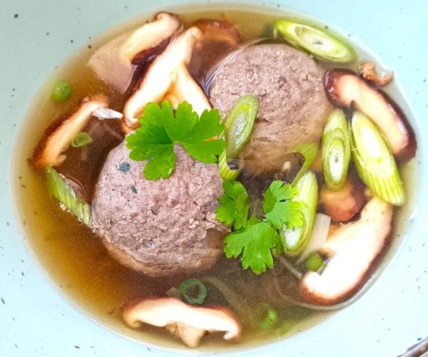 Consommé von der Ente mit Gänseleberknödel, Lauch und Shiitake Pilze