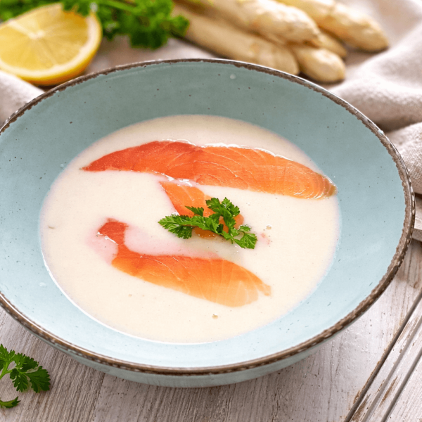 Spargel-Cremesuppe mit hausgebeiztem Lachs und Spargel