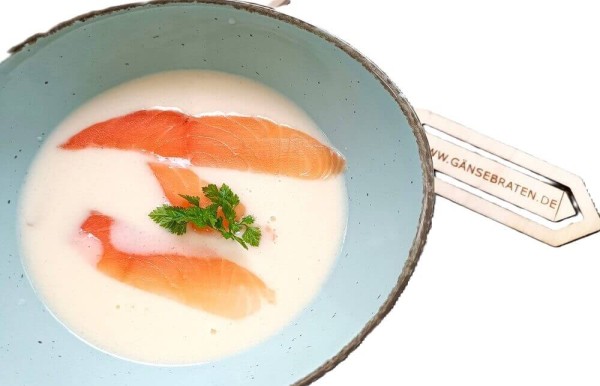 Spargel-Cremesuppe mit hausgebeiztem Lachs und Spargel