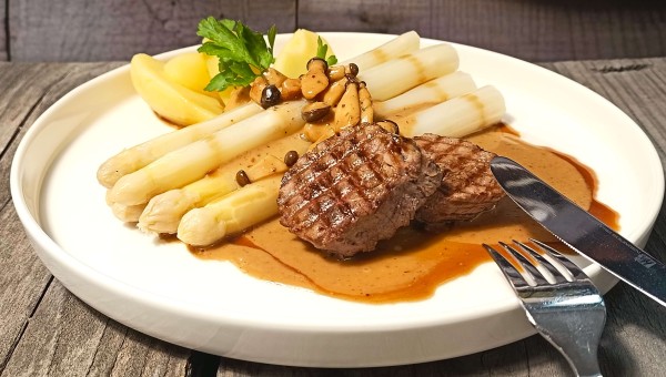 Tournedos vom Kalbsrücken mit Schrobenhausen Spargel, Kräutersaitling Rahmsauce und Salzkartoffelnn