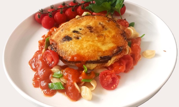 Piccata von der Aubergine, gefüllt mit getrüffelten Scamorza,Oricchiette und frischen Kirschtomaten