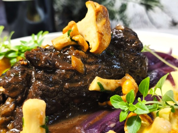 Rinderroulade mit geschmorten Rotwein Zwiebeln, Kartoffelpüree und Pfifferlinge